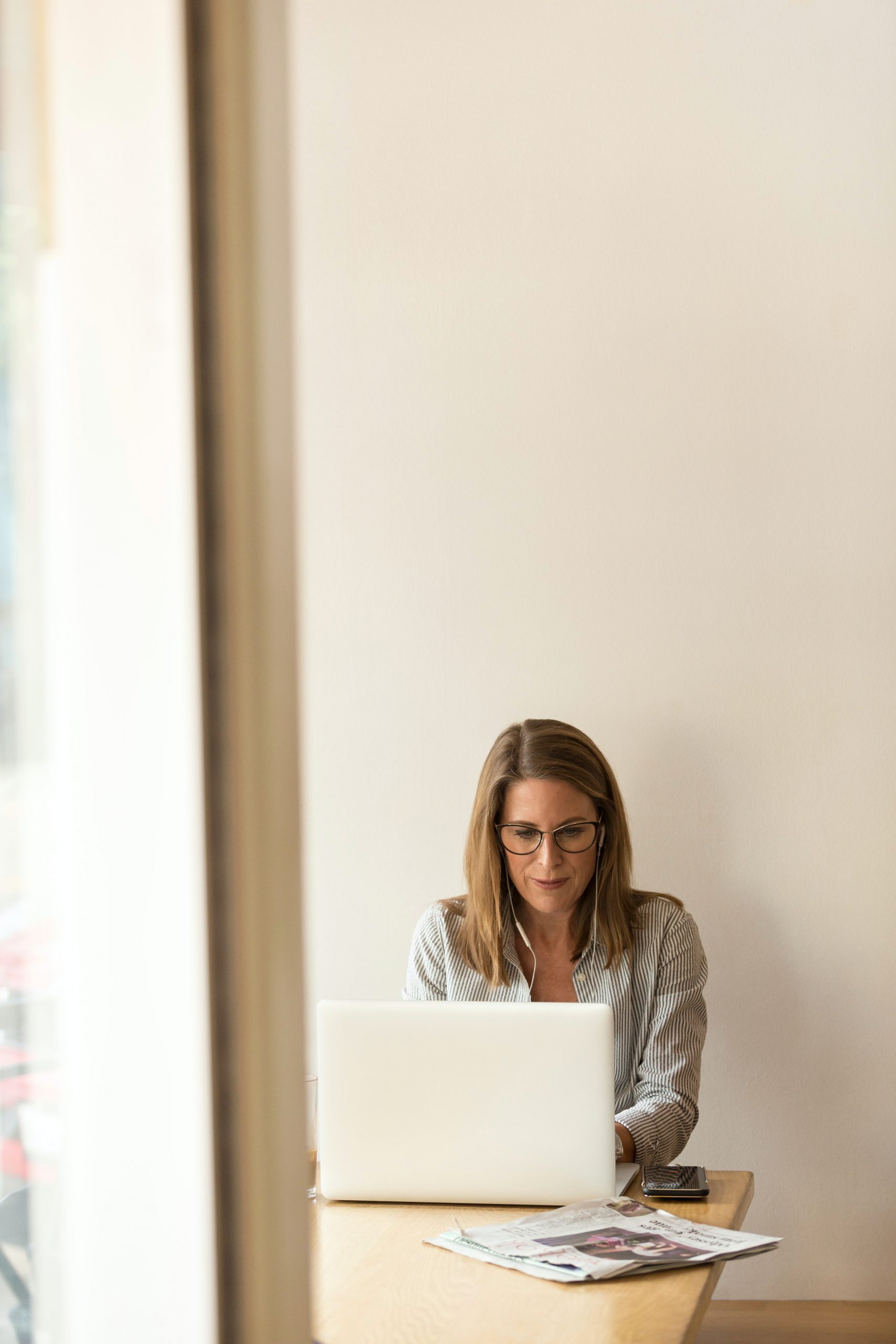 woman-sitting-while-using-laptop-1251828 woman-sitting-while-using-laptop-1251828